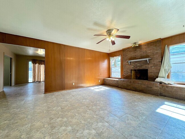 Building Photo - East El Paso 4 bed Refrig A/C