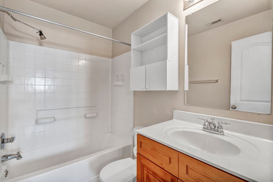 Building Photo - 710 Claremont Pky