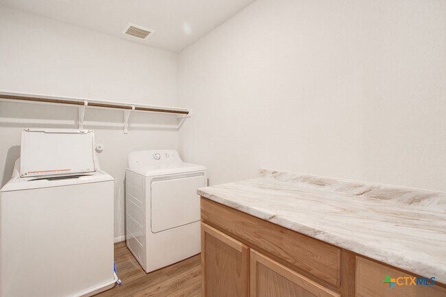 Building Photo - 324 Kenai Dr