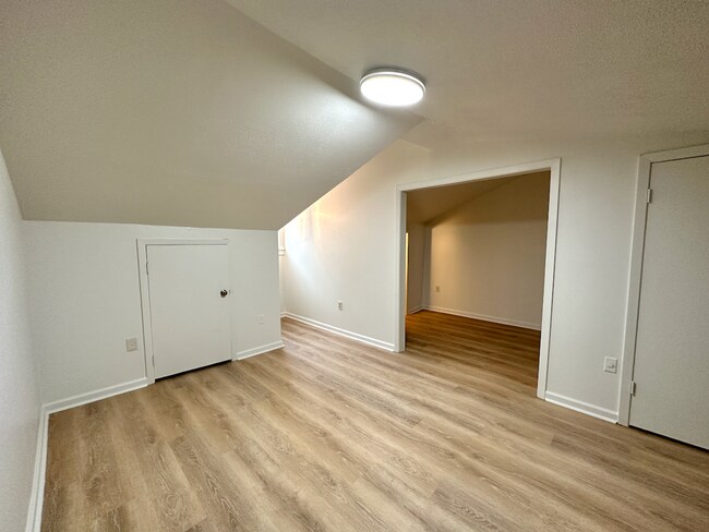 Building Photo - Garden District Studio Apartment, All Utilities Included!