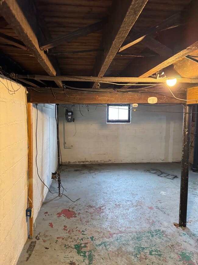 Building Photo - Single Family Home 3 bedroom 1 bath new paint flooring with basement fenced in yard