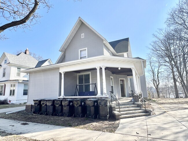 Building Photo - 747 Parker Ave
