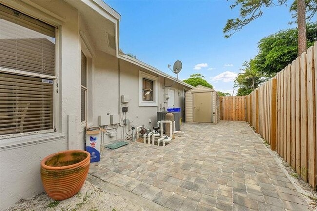 Building Photo - 614 Azure Ave