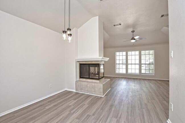 Building Photo - 1705 Laurel Ln