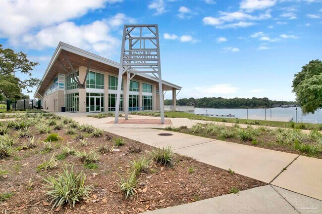 Building Photo - 1306 E Hernandez St