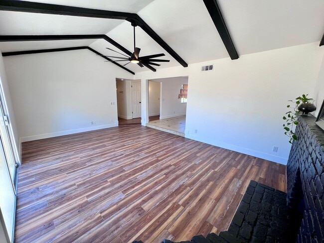 Building Photo - $2,395 Gettysburg & Minnewawa, 3 Bedroom 2...
