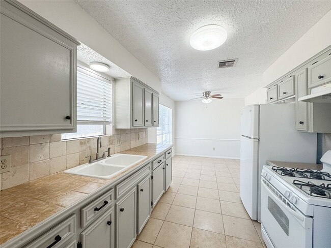 Building Photo - 1727 Junker St