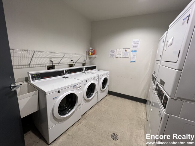 Building Photo - 160 E Berkeley St