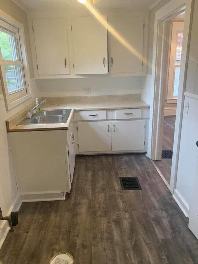 Building Photo - 720 Fountain Sq