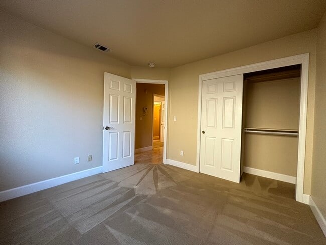 Building Photo - Beautiful 4 Bedroom Single Story For Rent in Gold River!