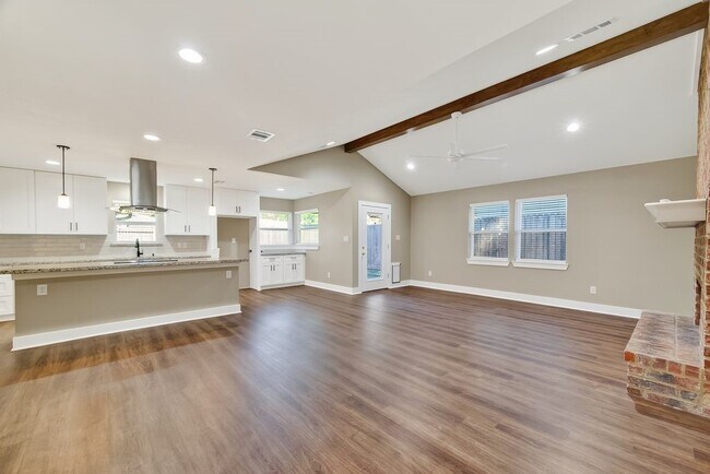 Building Photo - 2103 Woodway Dr