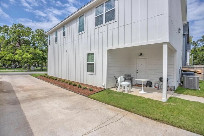 Building Photo - 2318 S 4th St