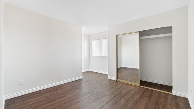 Building Photo - Chula Vista - Two Weeks FREE Renovated 2 bed /1.5 bath Two-Story Townhome w/ Private Yard