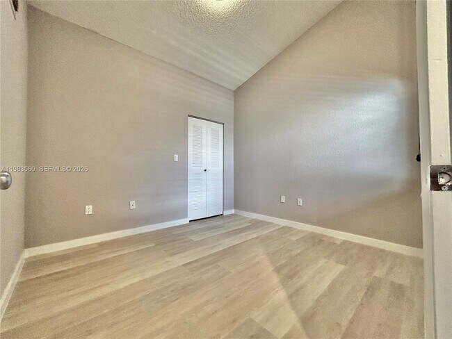 Building Photo - 2811 N Oakland Forest Dr