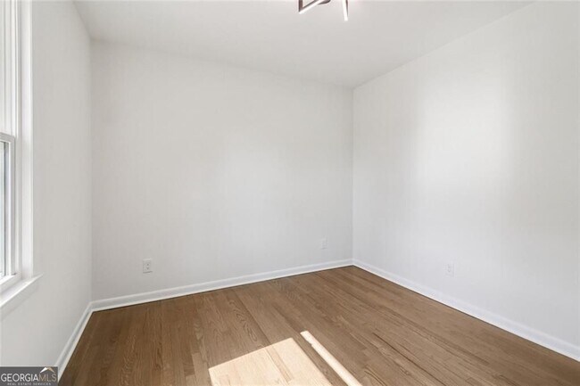 Building Photo - 2219 Lisa Dr SE