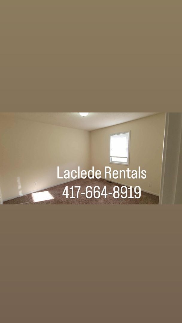 Building Photo - 3 Bedroom 2 Bathroom duplex