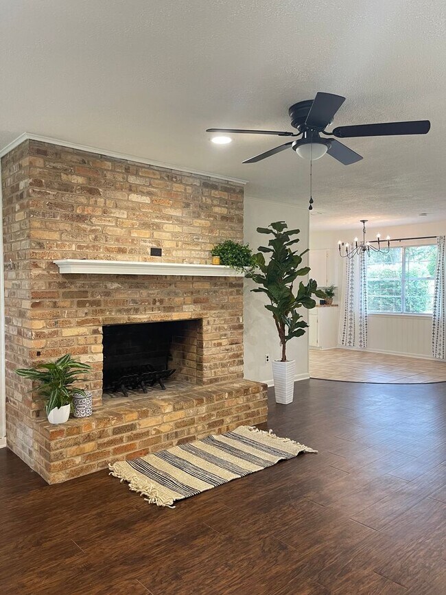 Building Photo - South Tyler! Beautifully Updated 3 Bedroom...