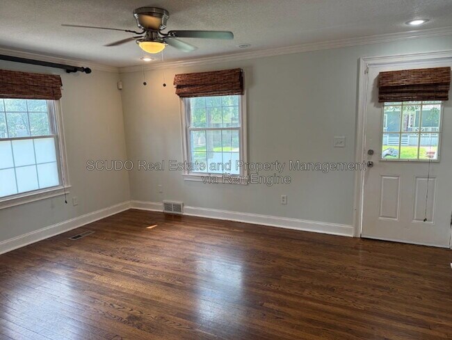 Building Photo - 418 E 63rd Terrace