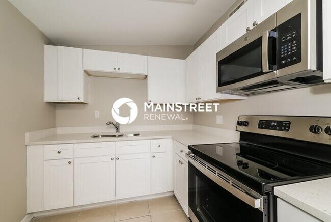 Building Photo - 3 Bedroom Pet-Friendly Home in WINTER HAVEN, FL with Main Street Renewal