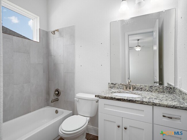 Building Photo - 530 Carriage House