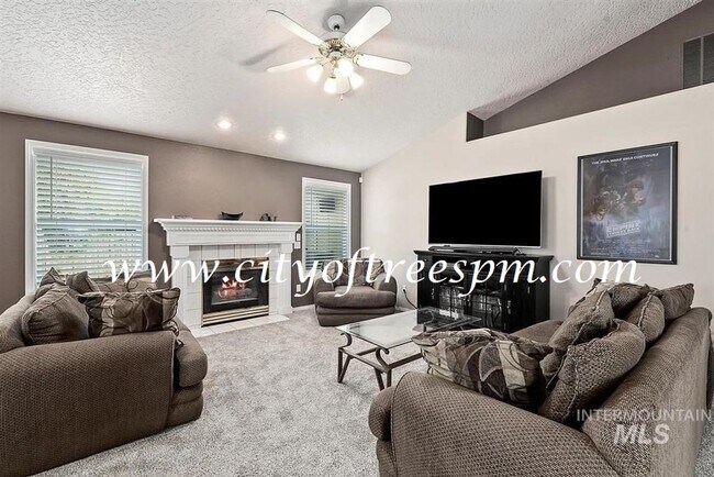 Building Photo - Fantastic 4 bed 2 Bath, 3 Car Garage with ...