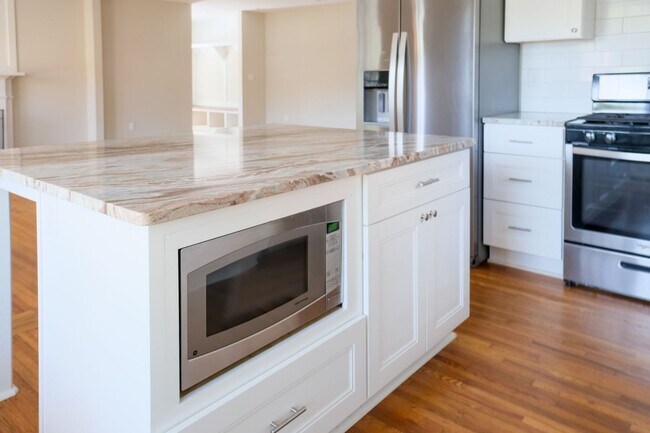 Building Photo - 3 Bedroom, 3 Bath House in Prime Augusta C...