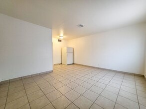 Building Photo - Cozy 1 bedroom 1 bathroom apartment available for lease in Yuma, AZ!