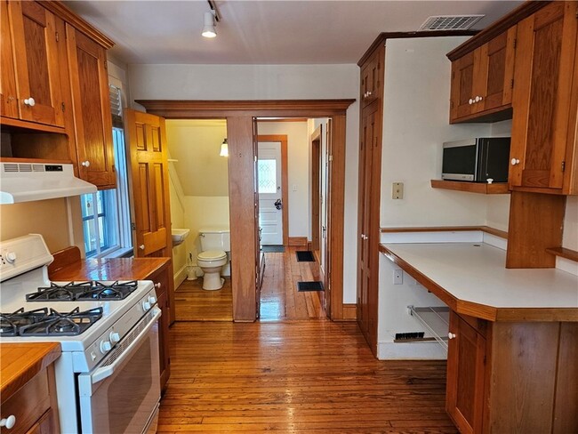 Building Photo - 10 Cherry St