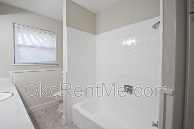 Building Photo - 126 NE 11th St