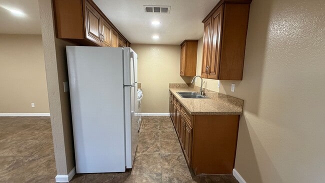 Building Photo - Two Bedroom One Bathroom Apartment in San Bernardino!