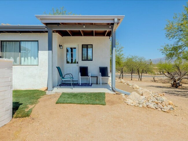 Primary Photo - 1 Bedroom 1 Bathroom FULLY FURNISHED! COMM...