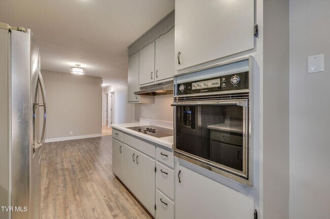 Building Photo - 336 W Ln St