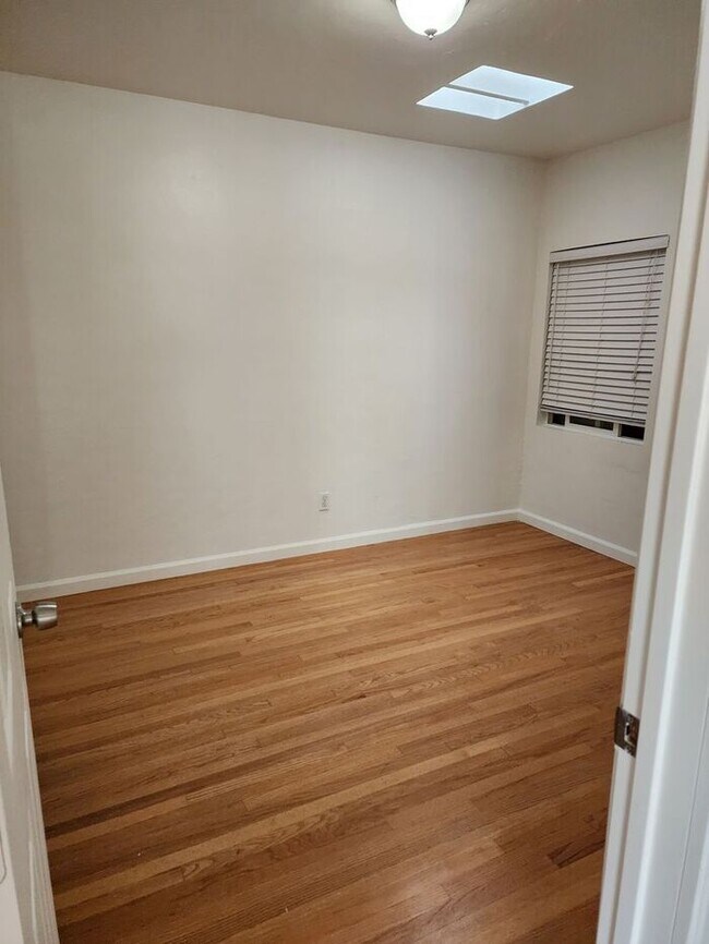 Building Photo - Duplex w/ patio space in residential neighborhood!