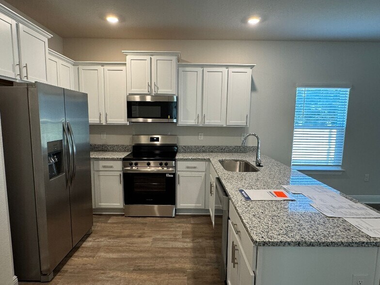 Building Photo - 13600 Shea Cir