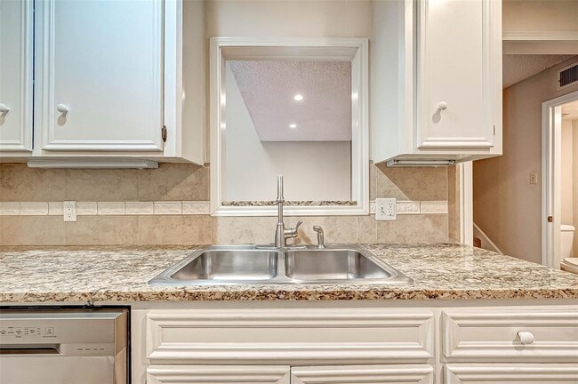 Building Photo - 13922 Hollowgreen Dr