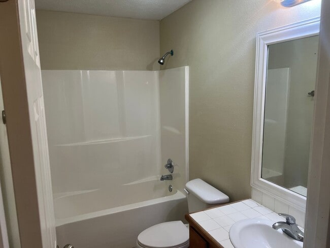 Building Photo - 3 Bed 2 Bath Home