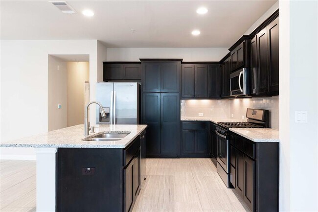 Building Photo - 13800 Lyndhurst St