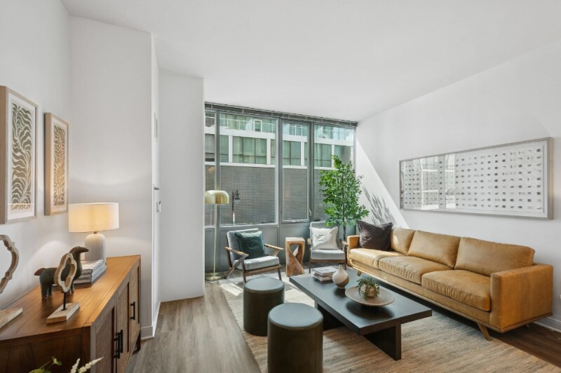 Building Photo - 938 W Lake St