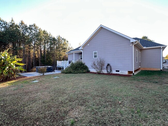 Building Photo - Lovely Custom Built Home with 2 Car Garage and Lots of Privacy