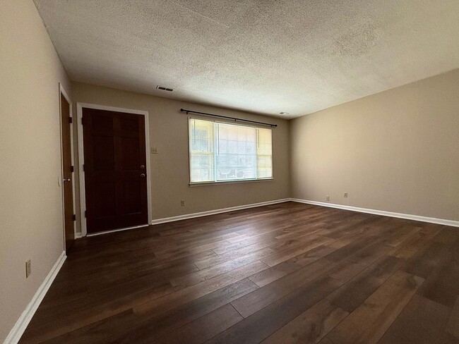 Building Photo - 2 Bedroom, 1 Bathroom Home