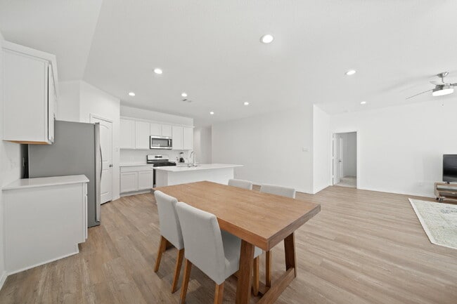 Building Photo - "Charming 4-Bed Sanctuary with Granite Elegance in Magnolia!"