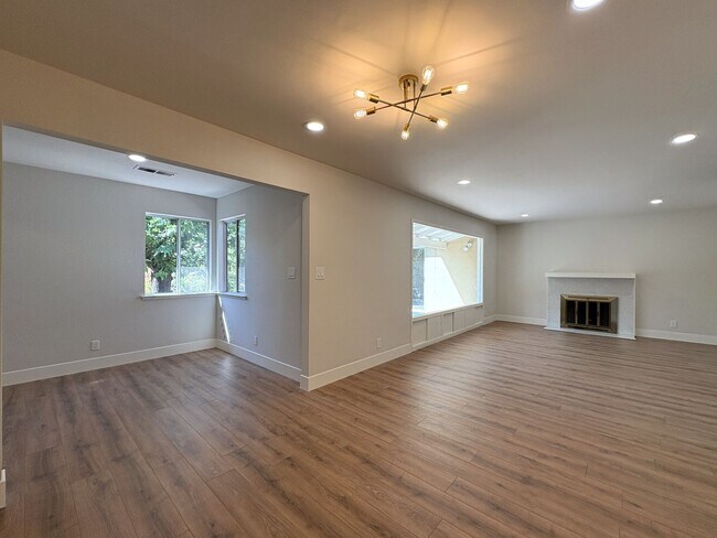 Building Photo - Modern Oasis in the Heart of Los Altos – U...