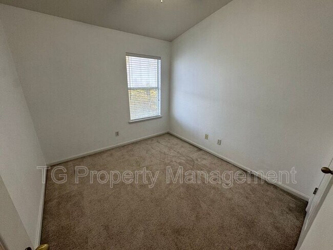 Building Photo - 5760 Sandstone Way