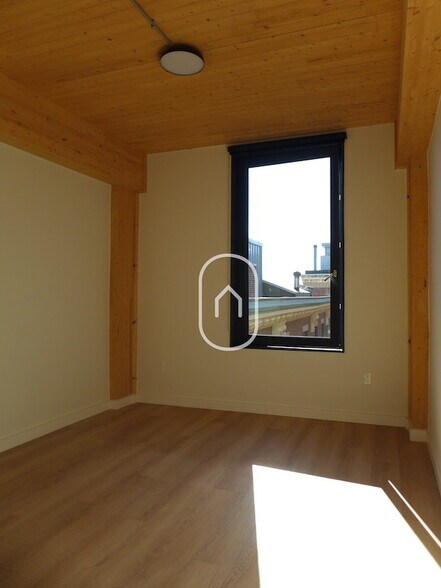 Building Photo - 47 Thorndike St