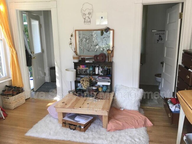 Building Photo - 134 Buell St