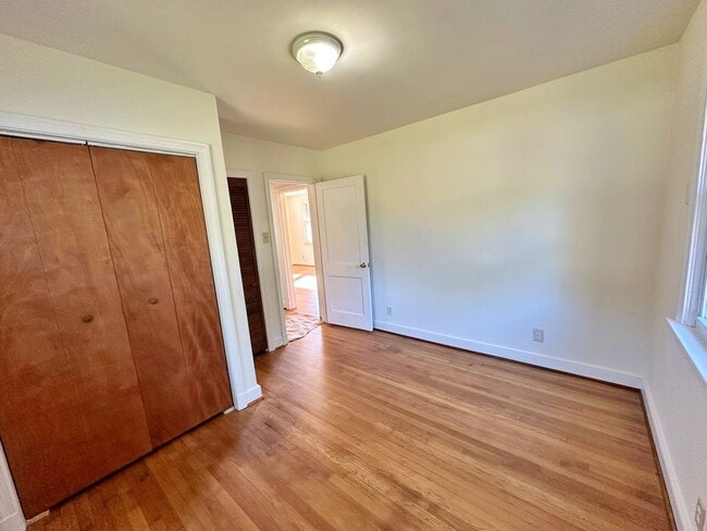 Building Photo - Cottage Rancher on Private Drive