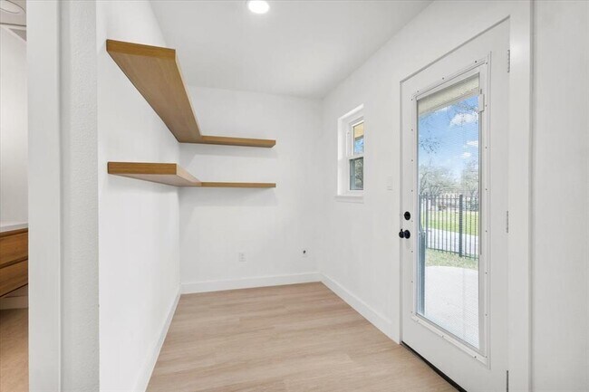 Building Photo - 9005 Balcones Club Dr
