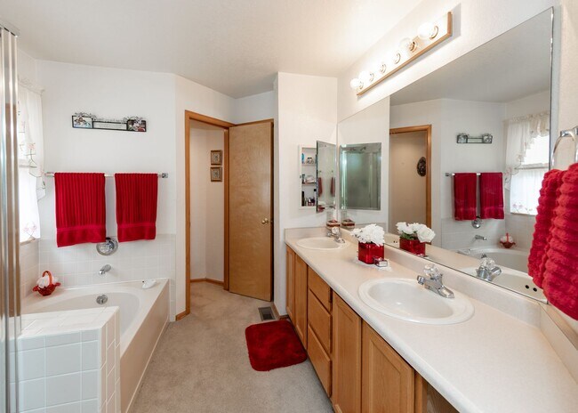 Building Photo - Spacious 5 Bedroom in D20 centrally located