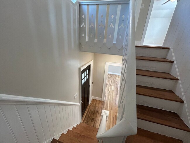 Building Photo - Rent Special! - Gorgeous 3 Bed + Bonus Roo...