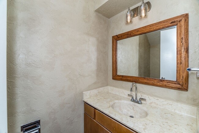 Building Photo - 2-BEDROOM TOWNHOME IN ALAMO HEIGHTS